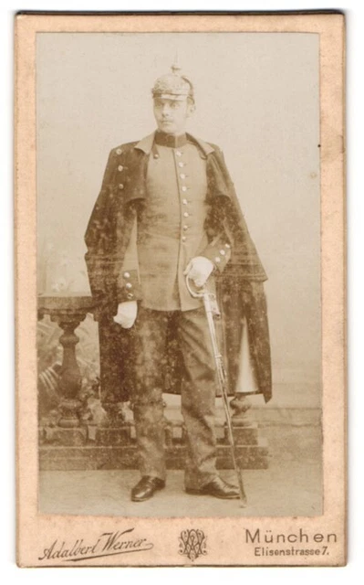 Fotografie Adalbert Werner, München, Soldat in Uniform mit Mantel und Pickelhau