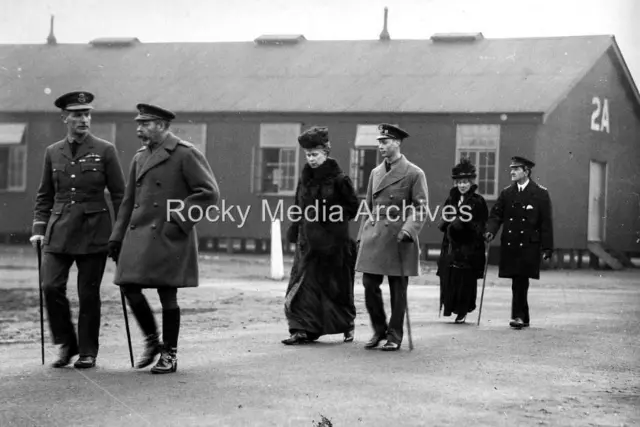 sa-42 George V and Queen Mary visit to the Cranwell flying school. Photo