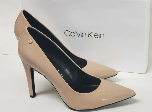 CALVIN KLEIN WOMENS Brady Patent Pump Heel Desert Sand Size 8M