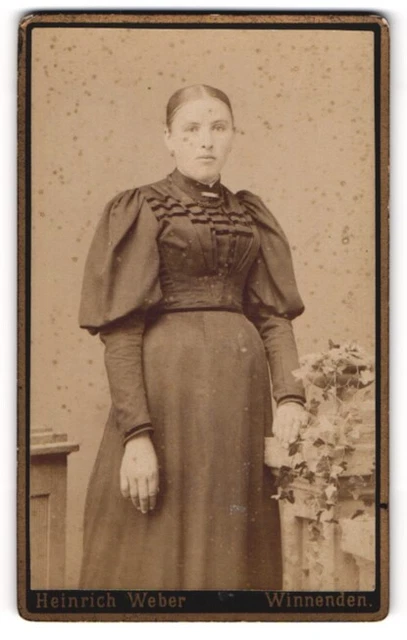 Fotografie Heinrich Weber, Winnenden, Junge Dame im modischen Kleid