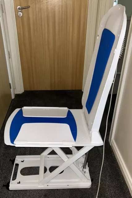 Asiento elevador de baño DELTIS BATHMASTER con controlador de cubiertas azules y cargador original Caja