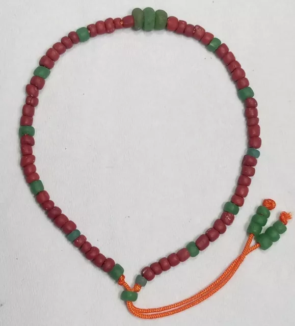 Pulsera antigua con cuentas de vidrio del hallazgo de excavación