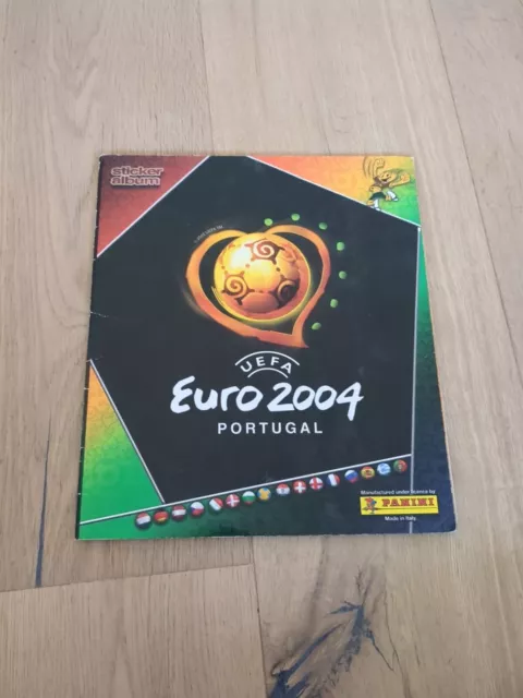 Panini Euro 2004 Album mit vielen Stickern eingeklebt