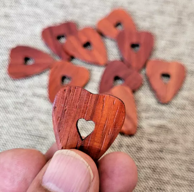 Lot de 10 médiators de guitare en bois de teck en forme de coeur gravés  en