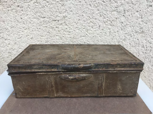 Ancienne boîte en tôle avec compartiments / Déco / Rangement