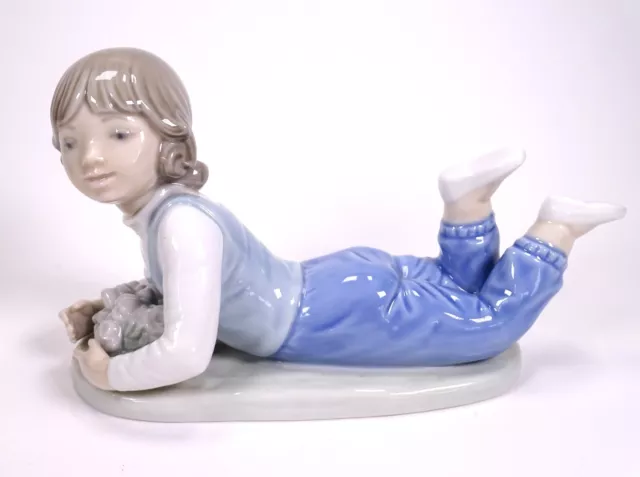 Nao Lladro Daisa 1984 Figurine Girl Laying Down with Flowers