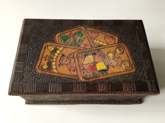 Antikes Spielkarten Kästchen aus Holz kunstvolle Kartenmotive farbig eingebrannt