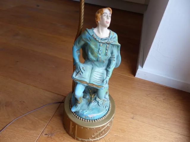 Lampe Stehlampe alt mit Schirm Figur filigranes Gesicht Poet auf Sockel 2