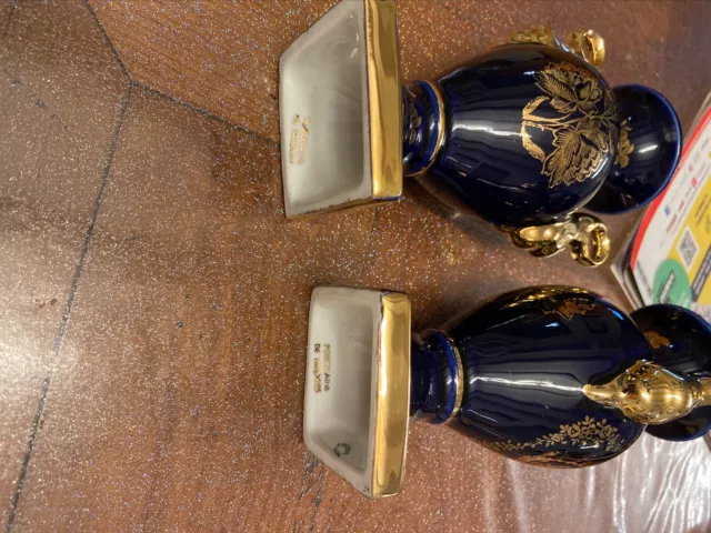 LImoges, France - Paire de vases à deux anses en porcelaine de formes balustres