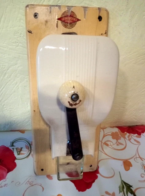 Wandkaffeemühle von Leinbrocks Ideal . Deckel fehlt.