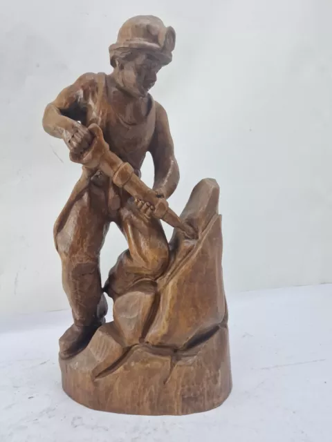 Klassisches SAARBERG Präsent - Holzstatue Bergmann mit Pickhammer an der Kohle