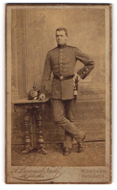 Fotografie A. Bammert Nachf., München, Soldat in Uniform mit Pickelhaube auf de
