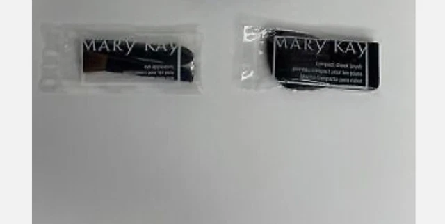 Mary Kay Compact Brush (Set) Cheek Brush & Eye Applicators Mary Kay Compact Brush (Set) Cheek Brush & Eye Applicators