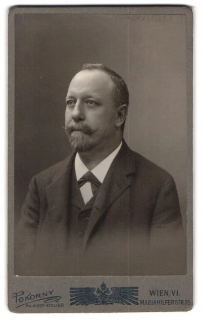 Fotografie Pokorny, Wien, Mariahilferstr. 55, Älterer Herr im eleganten Anzug m