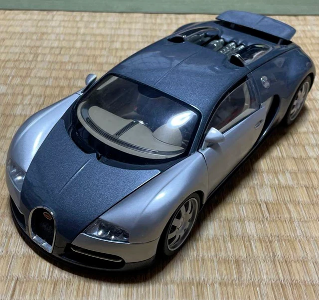 Autoart 1/18 Bugatti Veyron  Diecast Model Car Silver with Box Used
