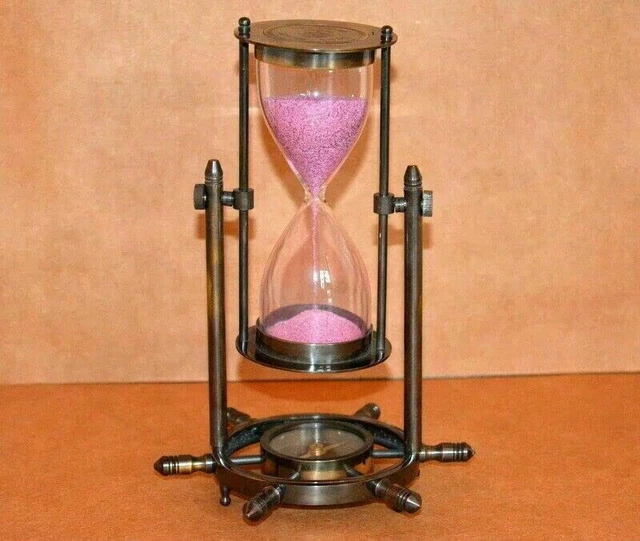 Sanduhr-Sanduhr aus antikem Messing mit Rad-Kompass-Basis und hängendem...