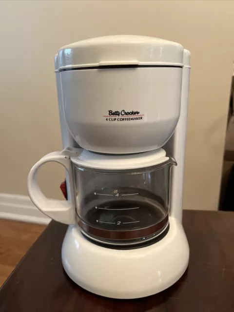 https://www.picclickimg.com/jtwAAOSwsnxk6lAj/Betty-Crocker-Automatic-4-cup-Filtered-Drip-Coffee.webp