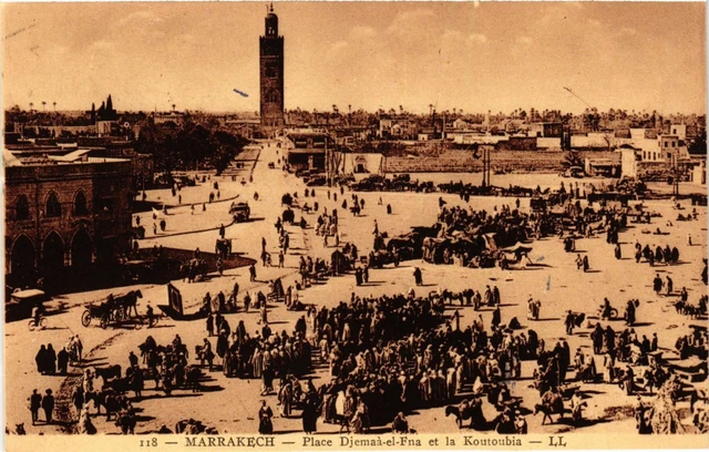 CPA AK MARRAKECH - Place Djema El Fna et la Koutoubia MAROC (796521)