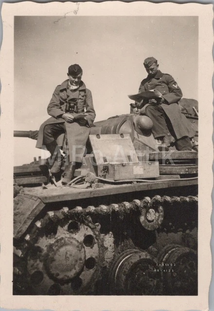 FOTO, PANZER ABTEILUNG 65, Panzer III mit Kommandant und Richtschütze ...
