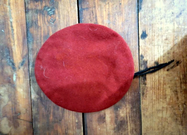 ANCIEN BÉRET MILITAIRE Français Avec Insigne OLORON ww2 ? Taille 54 EUR