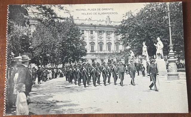 CPA AK MADRID Plaza de Oriente Relay of the Alabarderos SPAIN