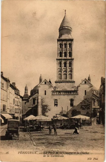 CPA PÉRIGUEUX-La Place de la Clautre et le Clocher de la Cathédrale (233152)