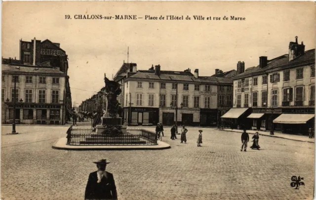 CPA CHALONS-sur-MARNE - Place de l'Hotel de Ville and rue de Marne (742859)