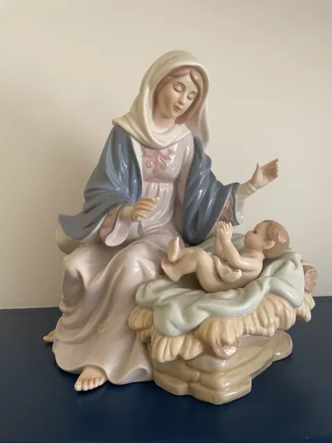 Statua Porcellana Capodimonte figura di Madonna con Gesù bambino fatta in Italia