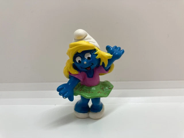 Figurine Schleich Schtroumpf Avec Cœur - Collection The Smurfs - Détaillée Et Peinte à La Main