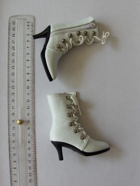 BOOTS / BOTTINES / CHAUSSURES en cuir et plastique - pour  poupée de  collection 2