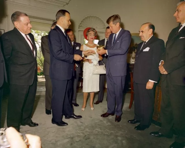 PRESIDENT KENNEDY with JOAN CRAWFORD Oval Office Photo  (161-B)