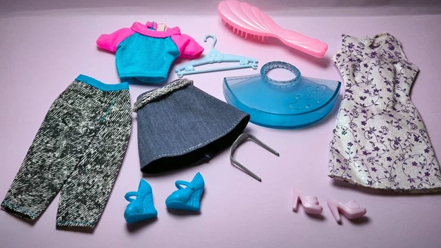 Lot Vintage De Vêtements Et Accessoires Barbie - Mattel
