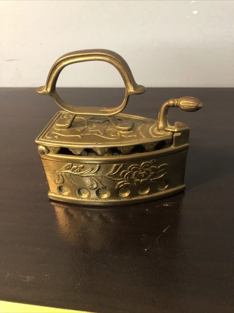 ANCIEN TRÈS petit fer à repasser pour enfant - laiton 5,5/5,5/3,2 cm et