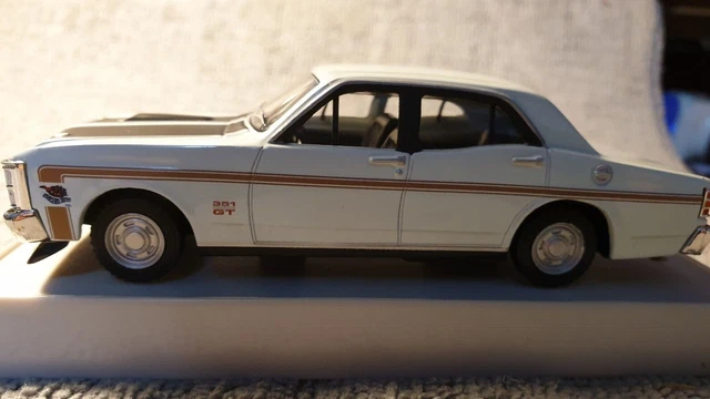 Morgan Plus Eight Diecast Modellauto – Maßstab 1:43, Rot, Detailgetreue Metallverarbeitung, Sammlerstück