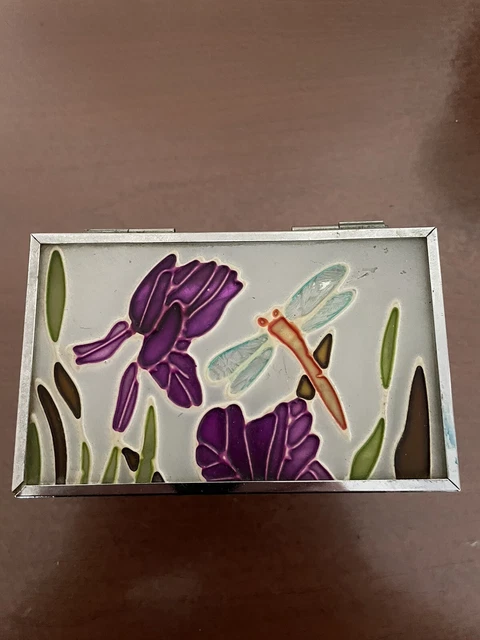 boîte En Verre Magnifiquement Décorer Mithe Espelt ?