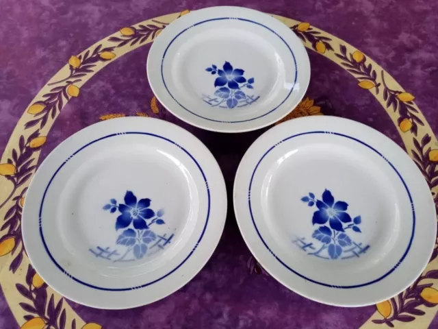 3 assiettes creuses anciennes Saint Amand France Modèle 2039 Décor fleurs bleues