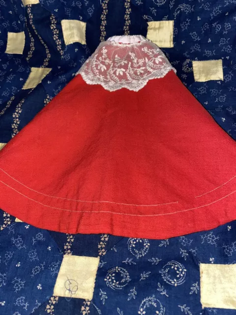 Capa antigua de muñeca forrada de rojo con cuello de encaje 3