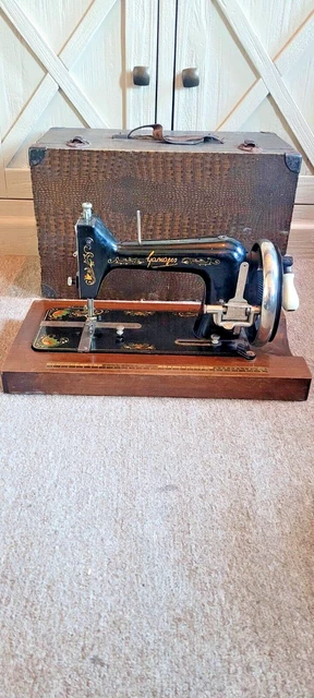 VINTAGE GAMAGES SEWING Machine Hand Cranked circa 1935 Vesta Antique £ ...