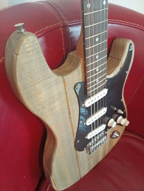 Guitare électrique customisée type stratocaster en mélèze  2