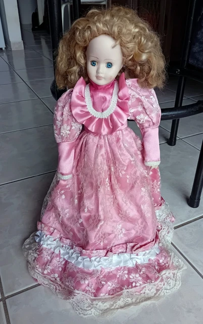 Poupée Ancienne En Porcelaine, Demi-figure Avec Robe En Dentelle Vintage