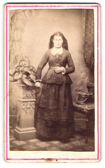 Fotografie J. Stammhammer, Gars / Inn, Dame im Trachtenkleid mit Handtasche