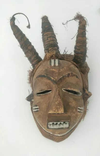 AFRICAN WOODEN MASK . MASQUE AFRIQUE EN BOIS Pende