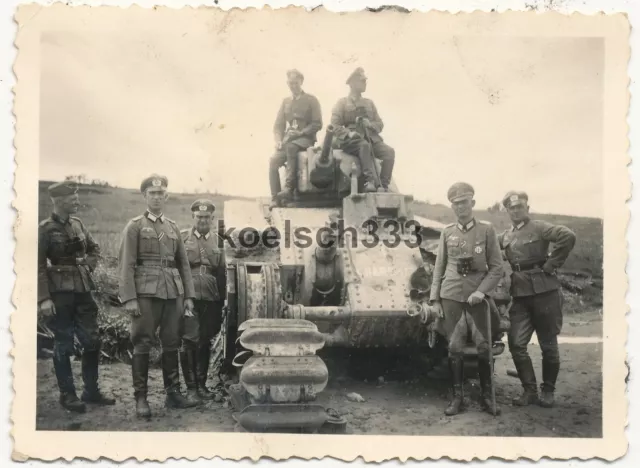 Foto Offiziere der Wehrmacht am französischen Char B 1 Panzer Wrack im Westen