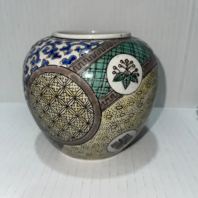 Japanese Yishidariya kutani Porcelain Vase /Jar  Hand painted