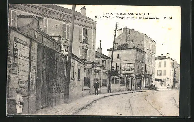 CPA Maisons-Alfort, Rue Victor-Hugo et la Gendarmerie