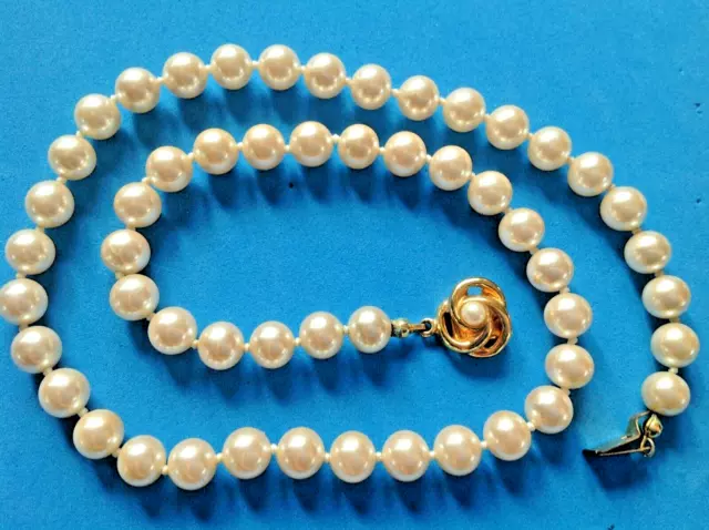 Spiral gold tone design clasp knotted creamy white pearl single strand necklace