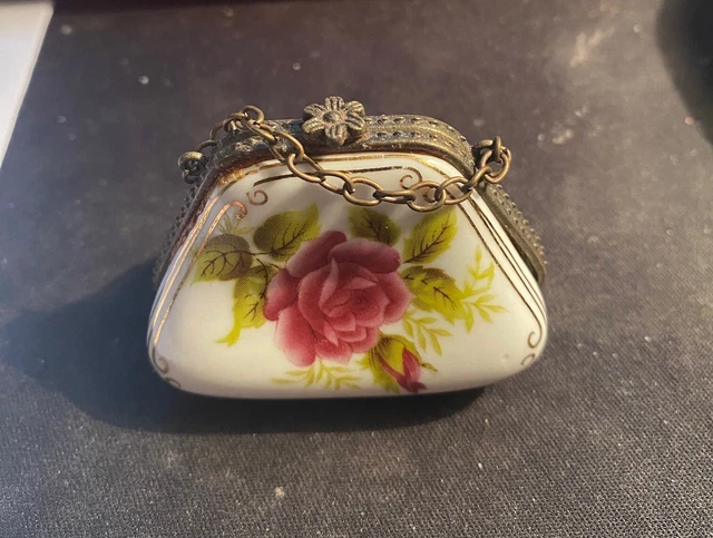 BEAU PILULIER OU boîte à mouche en porcelaine de LIMOGES peint main EUR