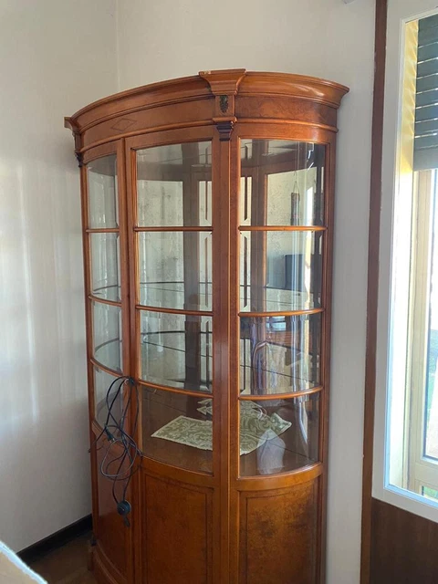 Vetrina ad arco con specchio e faretti interni. Stupenda.