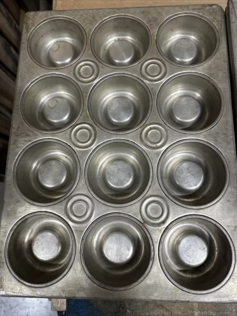 Ekco Or Mary Ann Shell Pan Half sheet muffin Sticky bun cake with well inside
