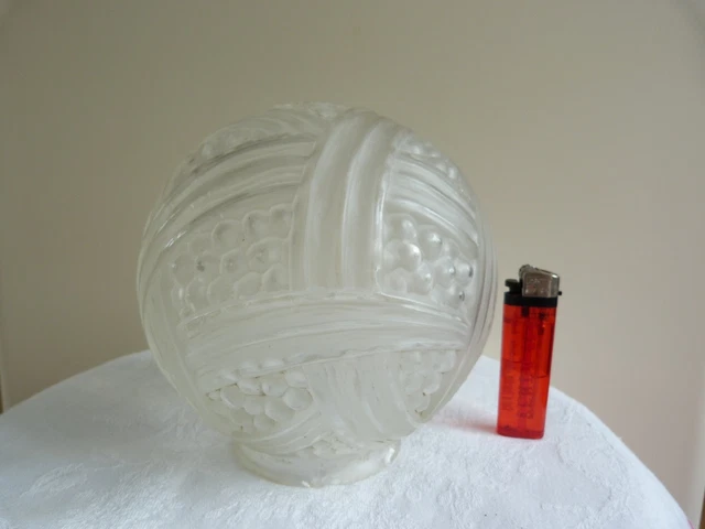 Vase Art Déco en Verre Pressé Moulé en vente sur